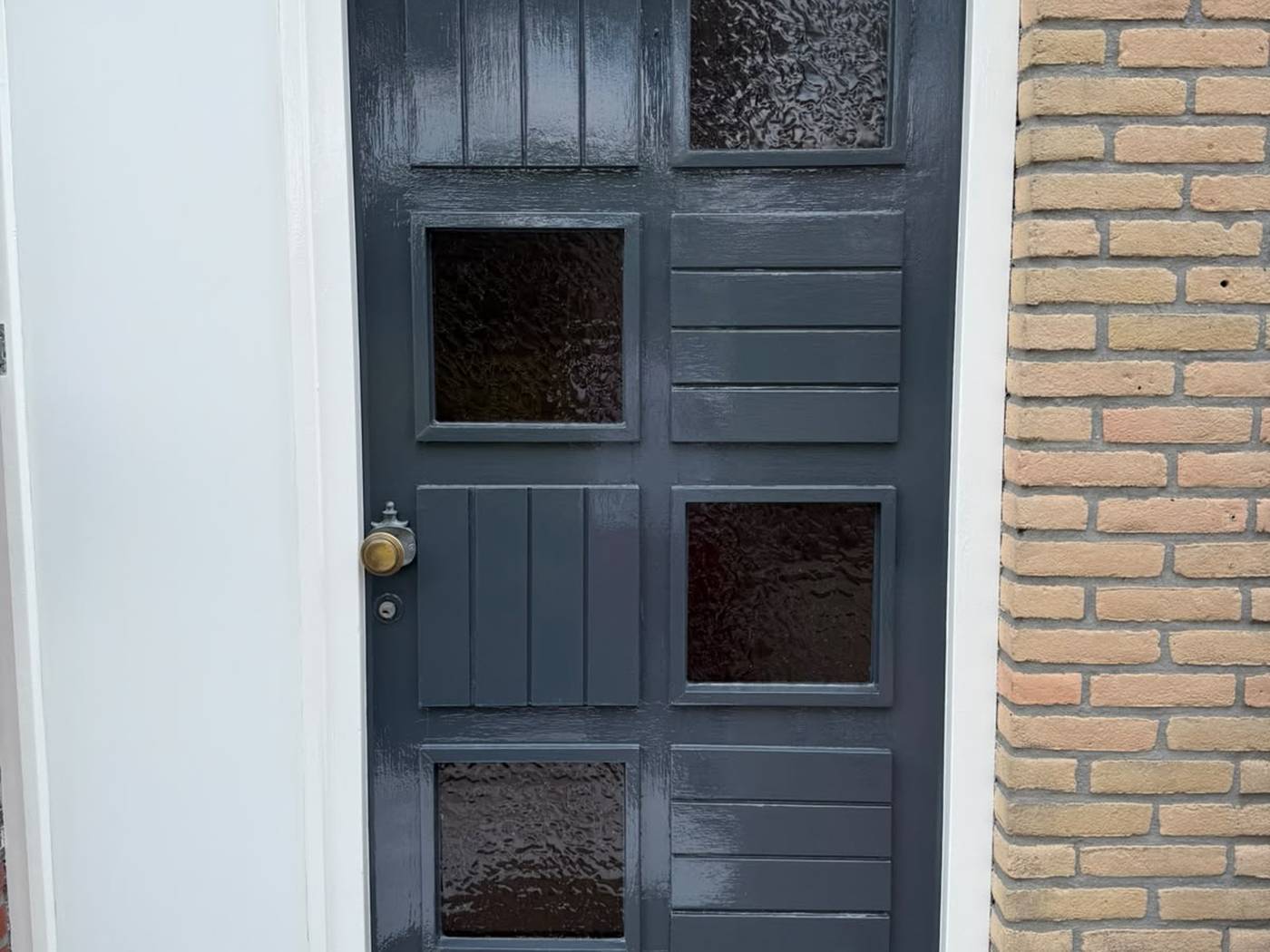 Buitenschilderwerk in Steenbergen door Klusbedrijf Vaissaire, voordeur en kozijnen strak afgelakt